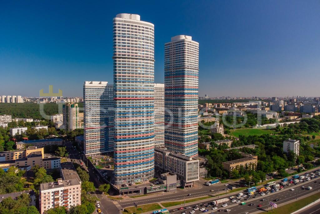 Царь в современной Москве: ЖК «Триколор» — новый дворец